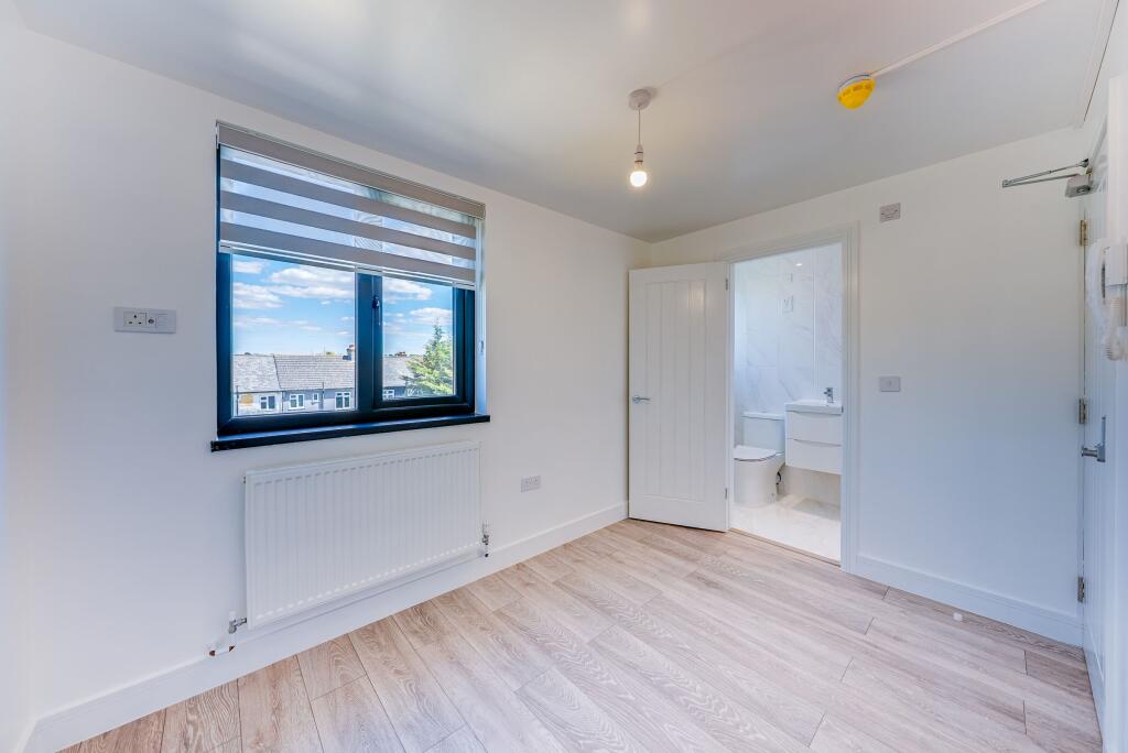 Main image of property: Double Room in Trosley Avenue, Gravesend