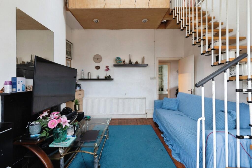 Apartment in Ilford, Gants Hill - View 5