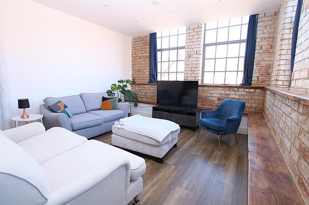 Apartment in Northampton - More