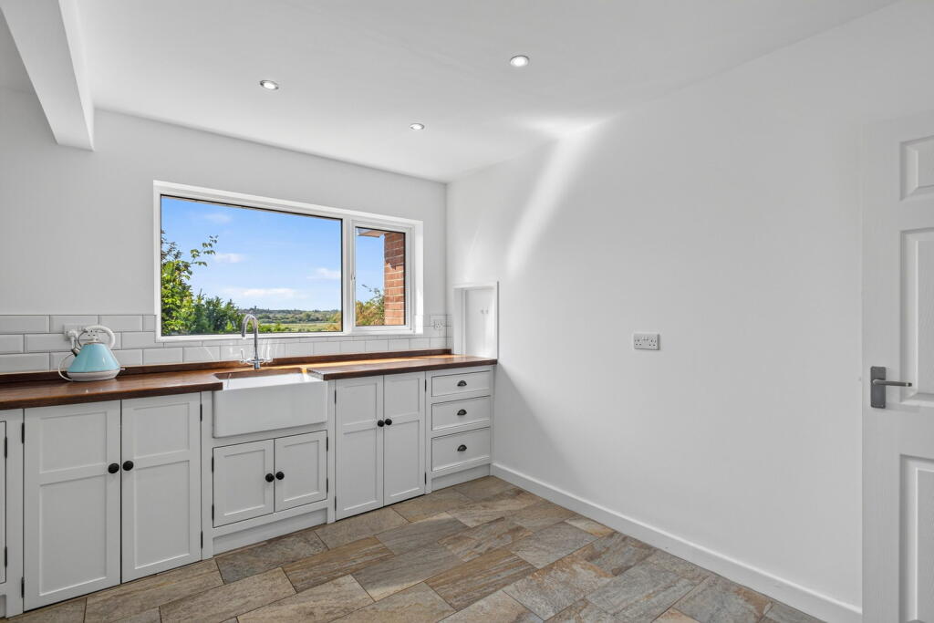 House in Irthlingborough, Crow Hill - View 4