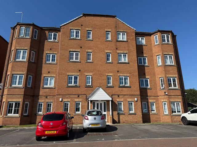 2-bed flat on Chandlers Court, Victoria Dock, Hull, Yorkshire, HU9, £110,000