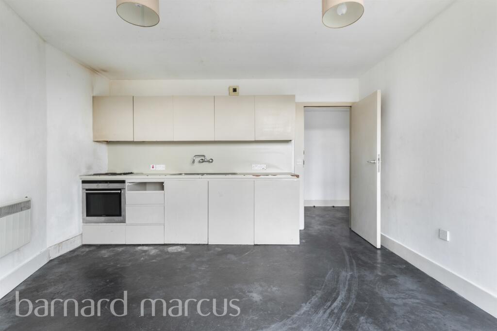 1-bed flat on Garratt Lane, London, £240,000