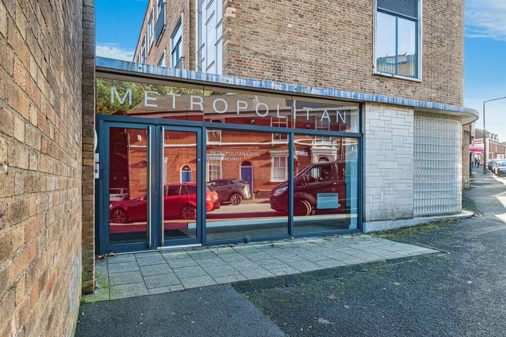 2-bed flat on Parsons Street, Dudley, £120,000