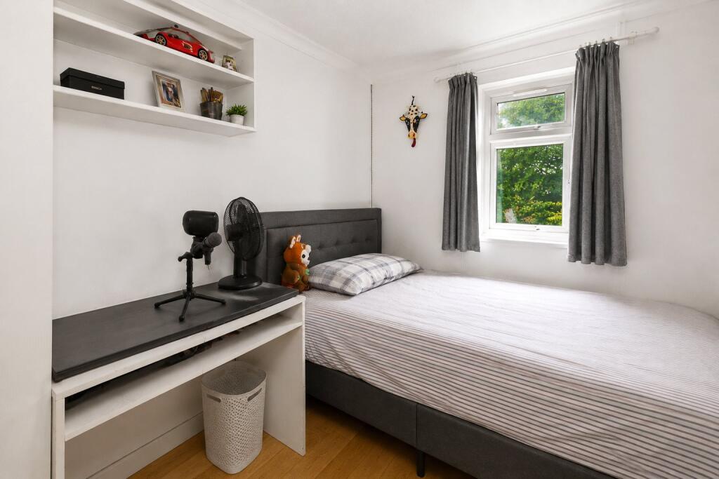 Apartment in Woking, Surrey - View 4