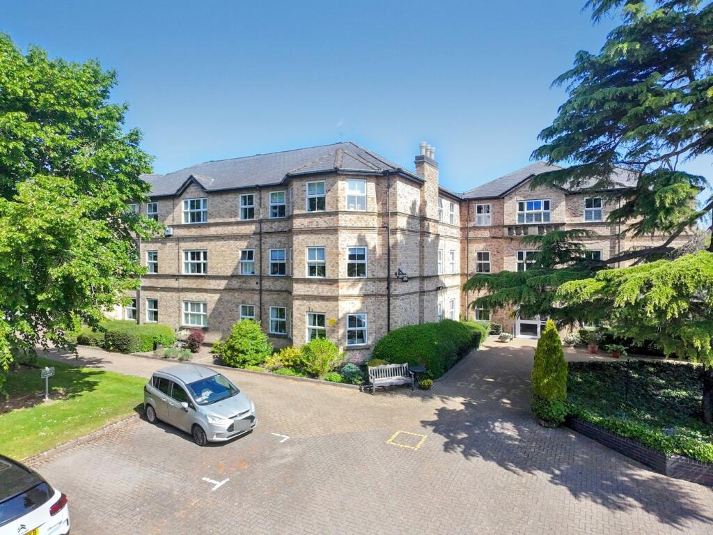 2-bed flat on Brook Lane, Alderley Edge, SK9, £160,000