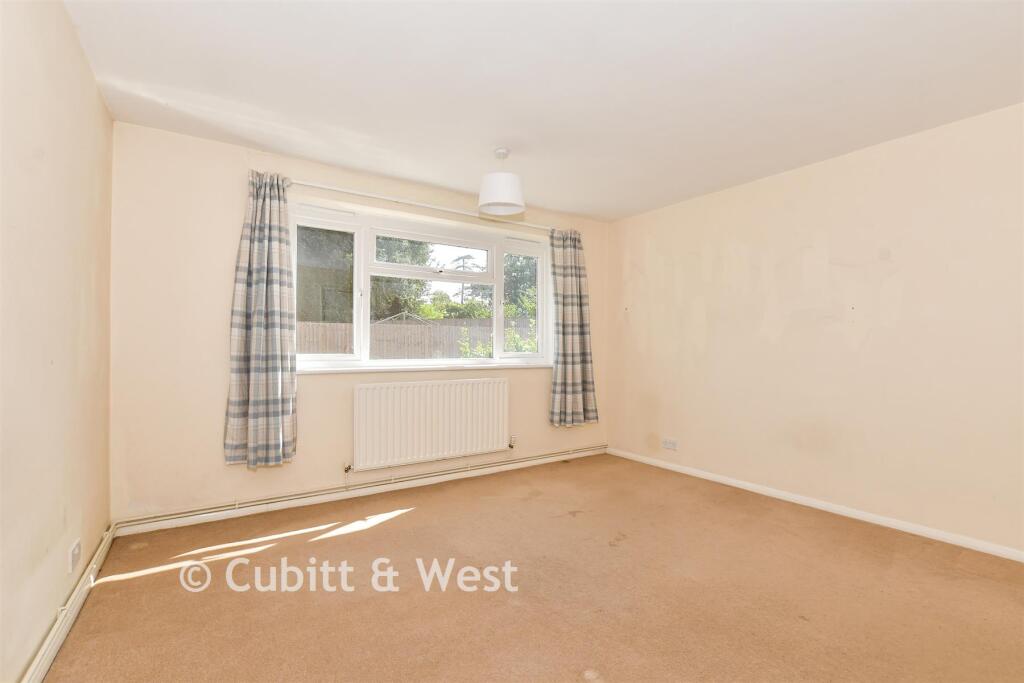 Apartment in Reigate and Banstead, Surrey - More