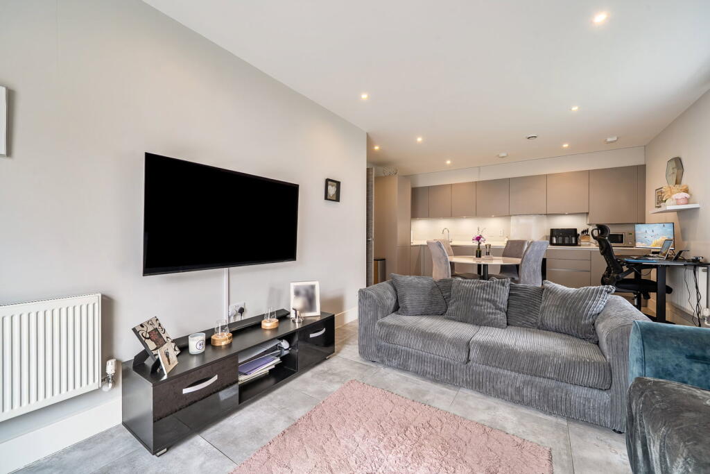 Apartment in Watford - View 5