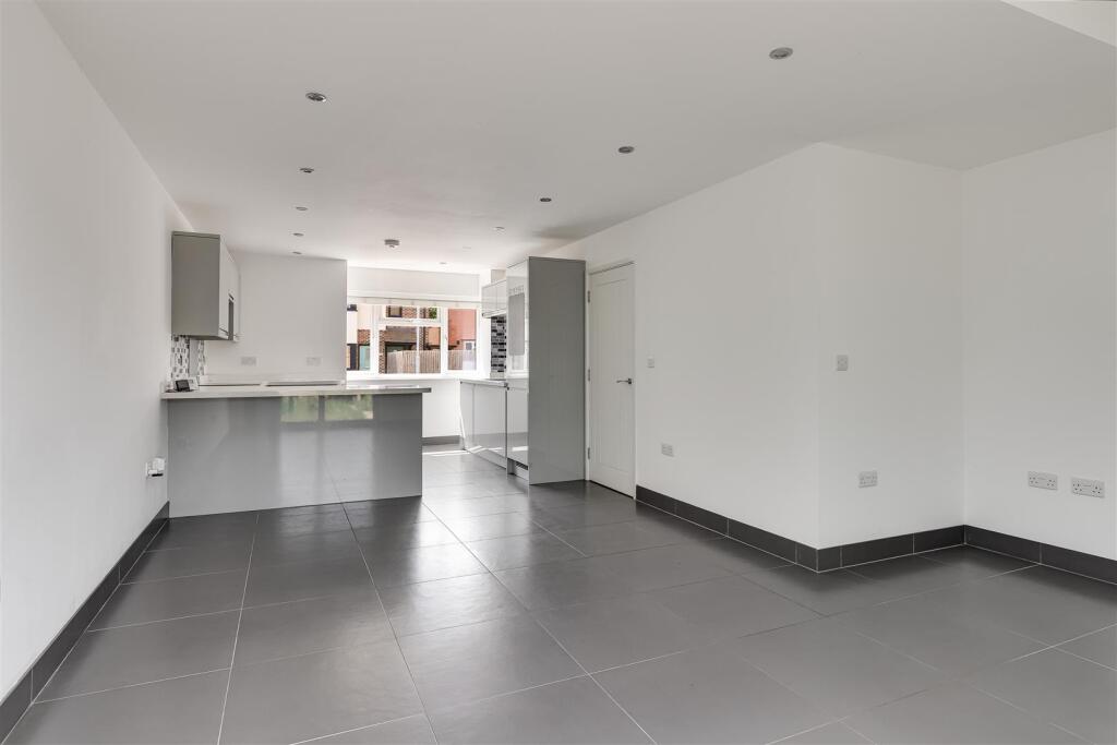 House in Cambridge, Lynfield Court, Chesterton - View 4