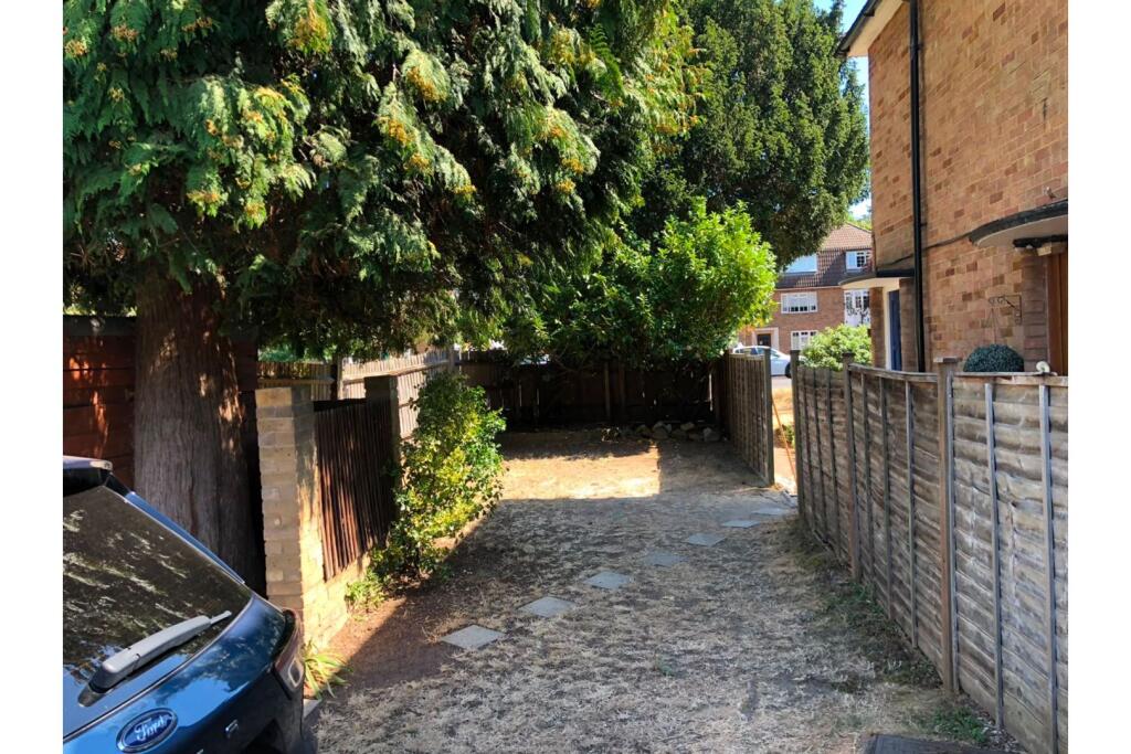Apartment in Sutton - View 4