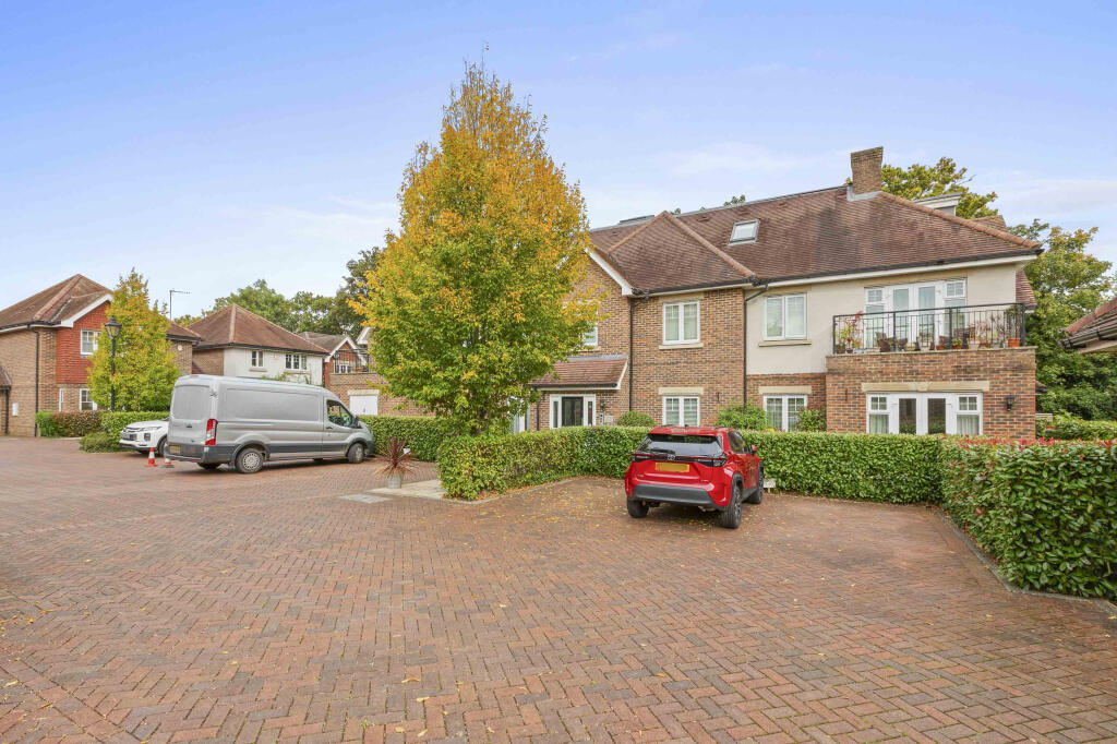 Bisham House, Woodside Gardens, Marlow, Buckinghamshire, SL7 1FQ photo 2
