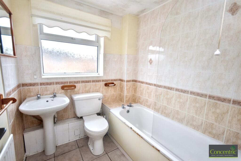 Apartment in Wolverhampton, Pendeford - More