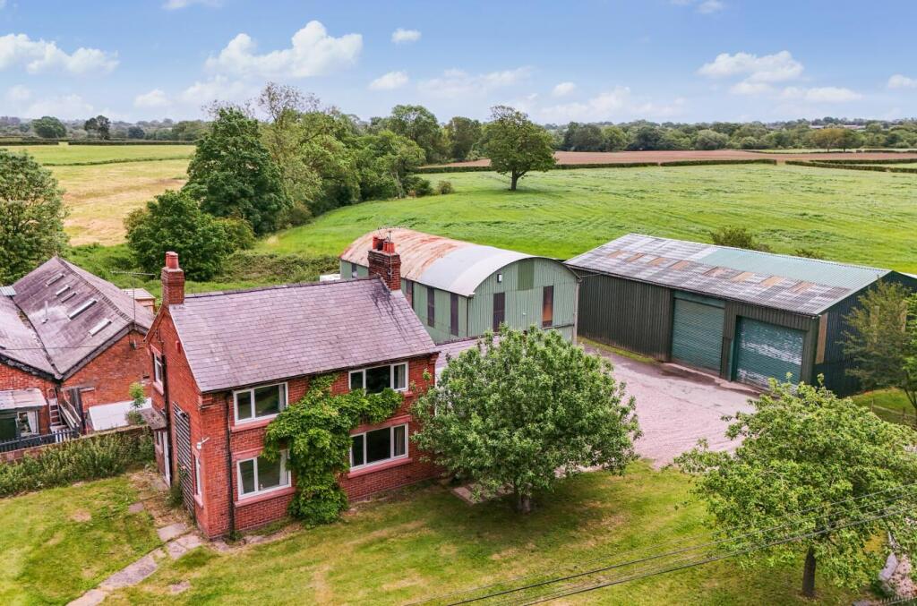 3-bed detached on Fenns Bank, Whitchurch., £495,000