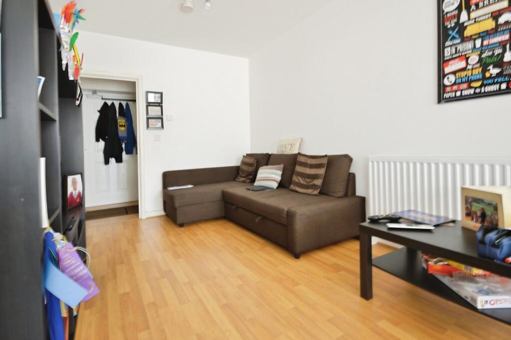 Apartment in Croydon - View 3