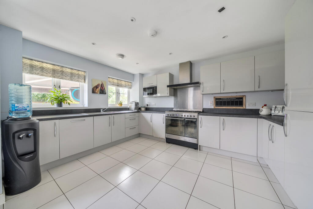 House in Swindon, Blunsdon - View 5