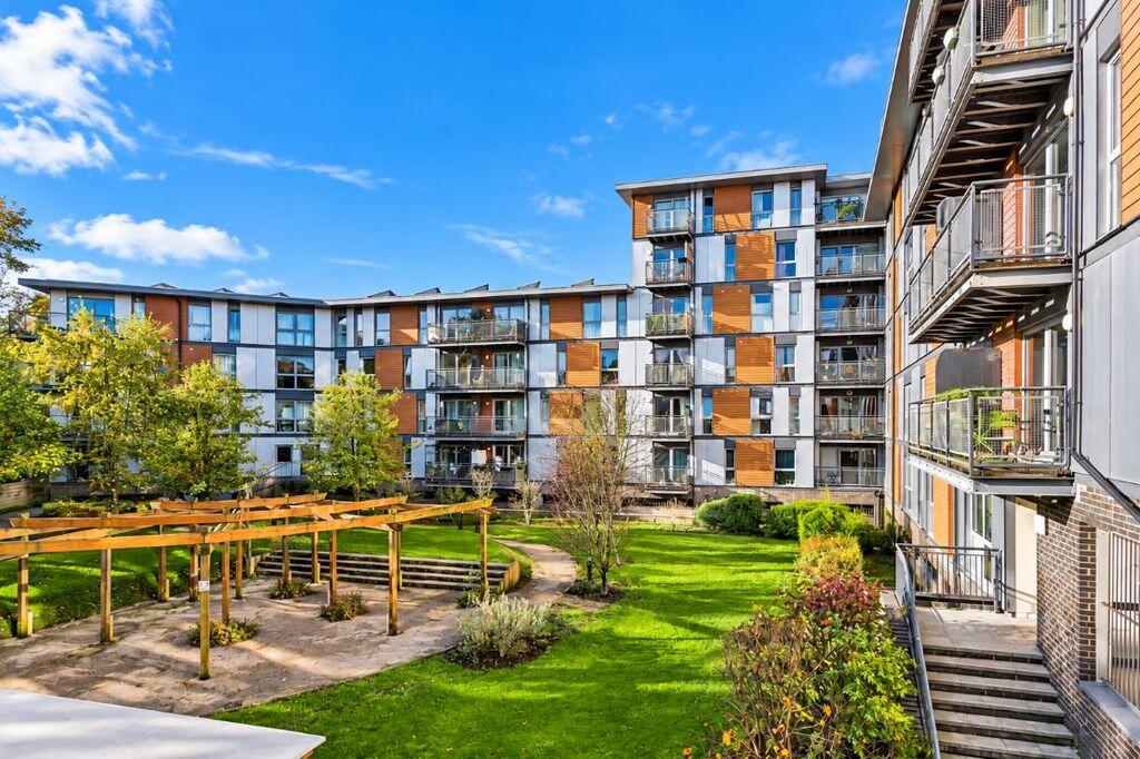 2-bed flat on Commonwealth Drive, Crawley, RH10, £195,000