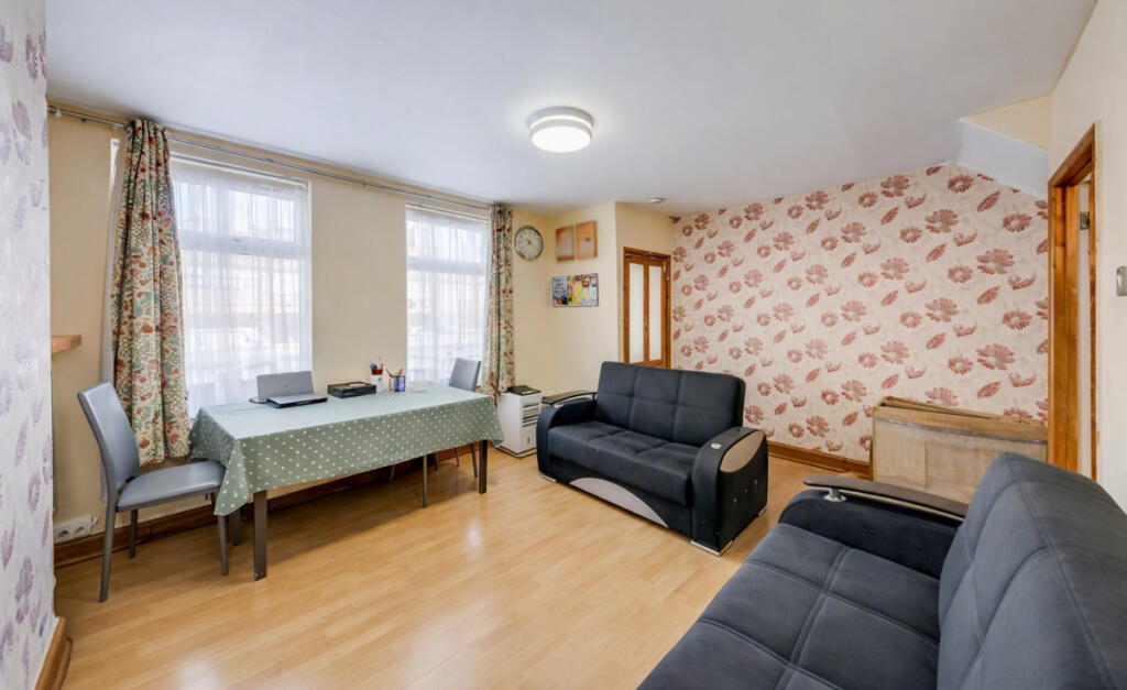House in London - View 2