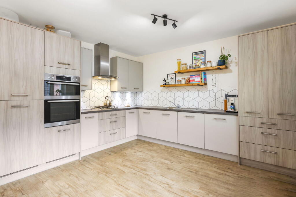 Honeysuckle Avenue, Shurdington, Cheltenham, GL53 0AT photo 3