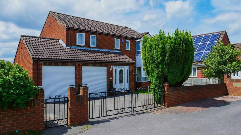 4-bed detached on Fairfield Court, Castleford, West Yorkshire, WF10, £375,000