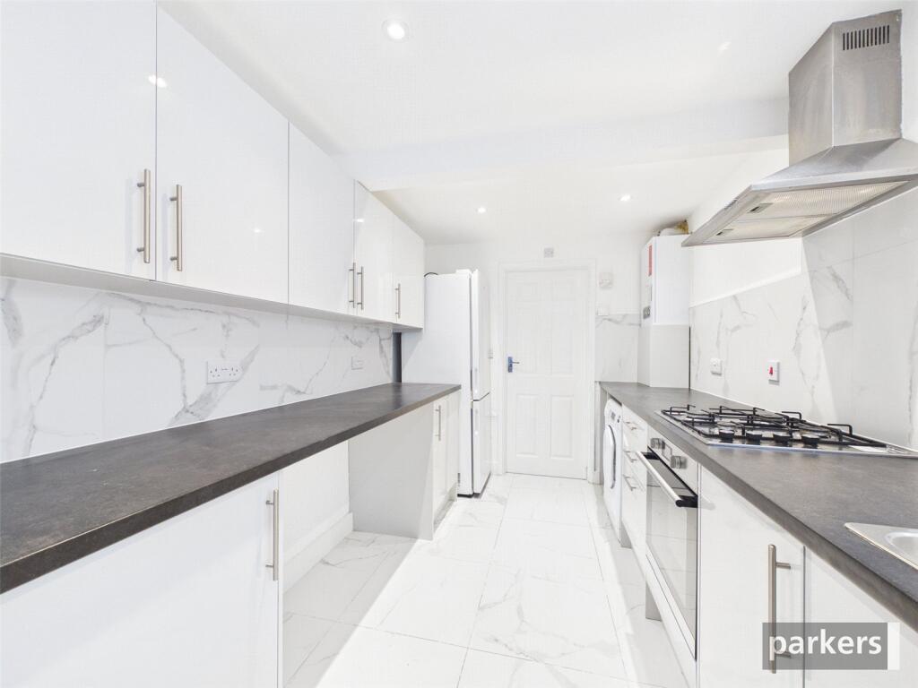 Pitcroft Avenue, Reading, Berkshire, RG6 photo 2