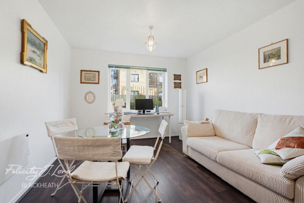 1-bed flat on Bramhope Lane, Charlton, £160,000
