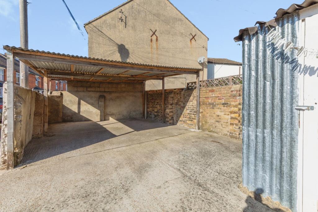 House in Gillingham, Medway - More