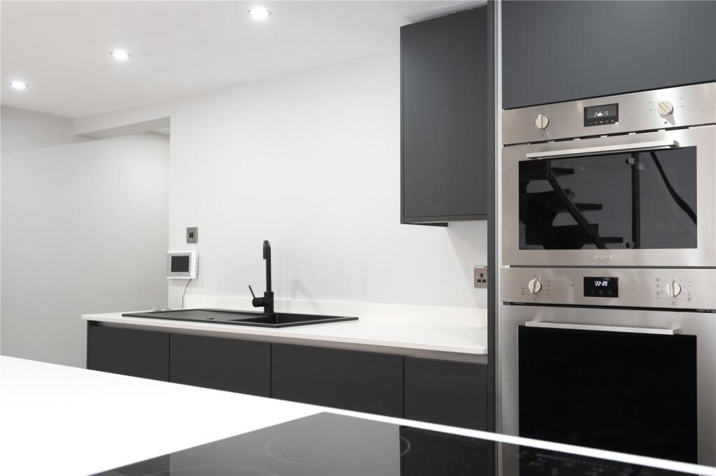 Apartment in New Malden - More