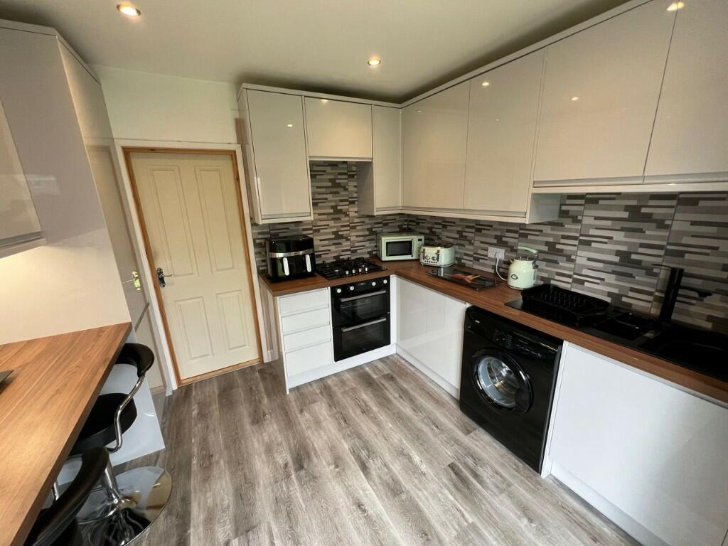 261 Moor End Road, Mount Tabor, Halifax, West Yorkshire, HX2 0RH photo 3