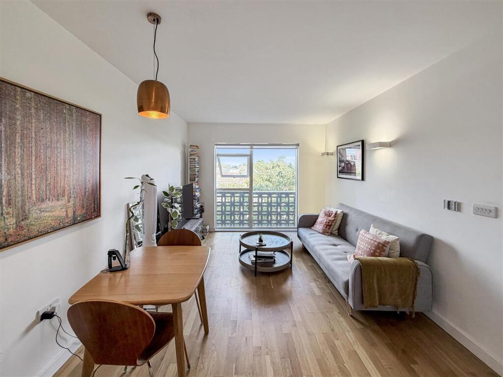 Apartment in Southall - View 4