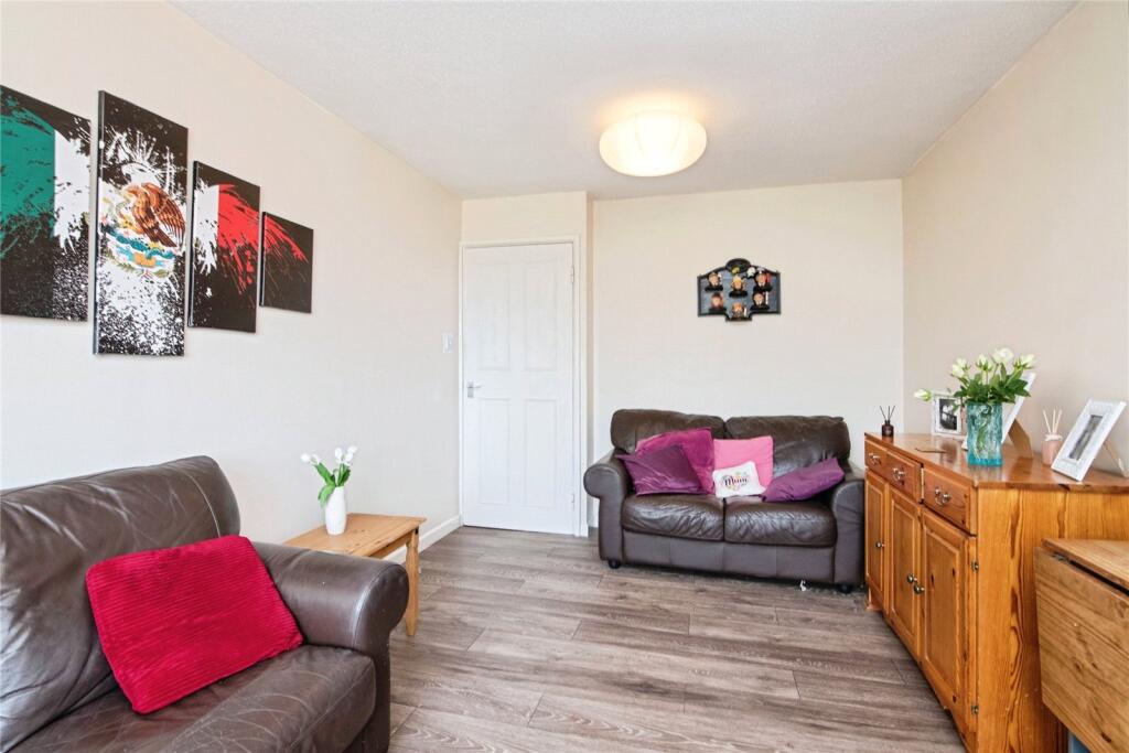 Laurel Close, REDDITCH, Worcestershire, B98 photo 4
