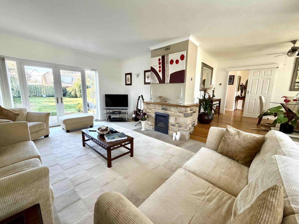 Laurel Close, St. Leonards, BH24 2NA photo 2
