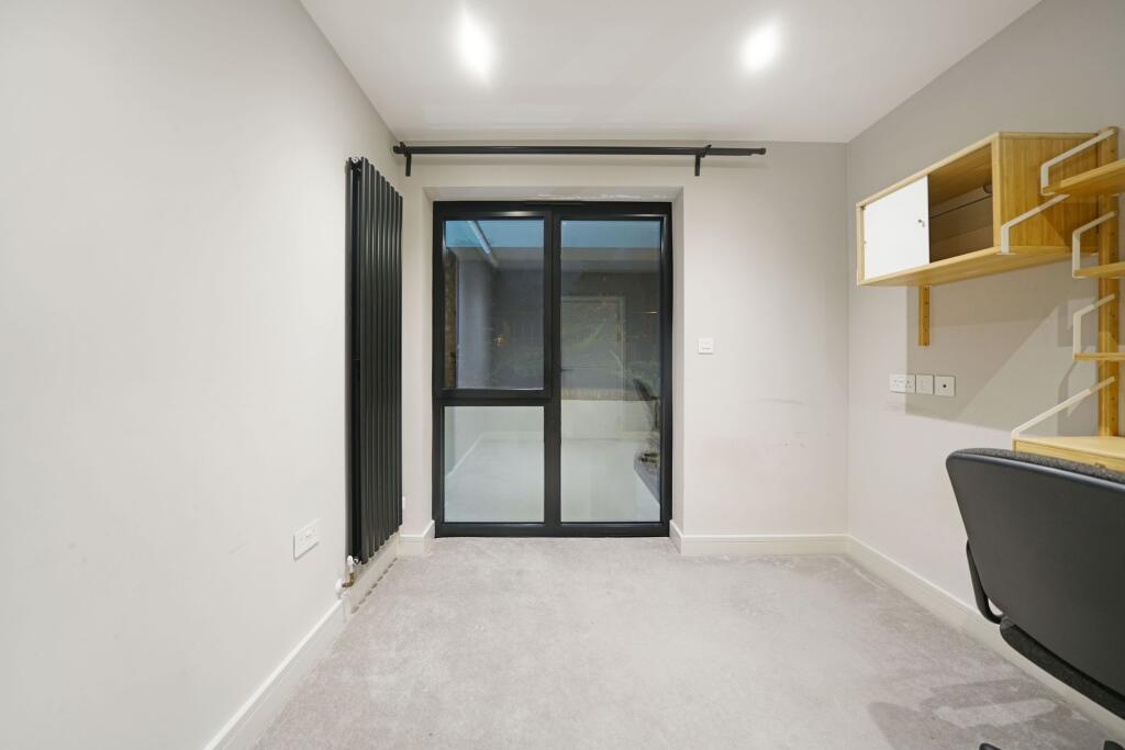 Apartment in Croydon - More