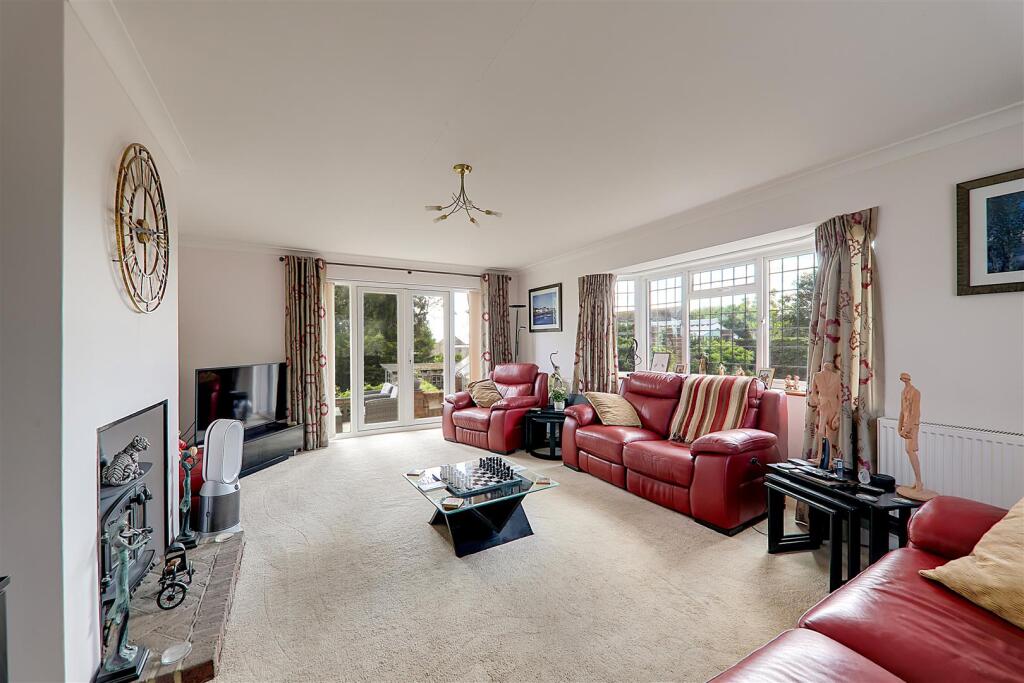 Broadview Gardens, Worthing photo 3