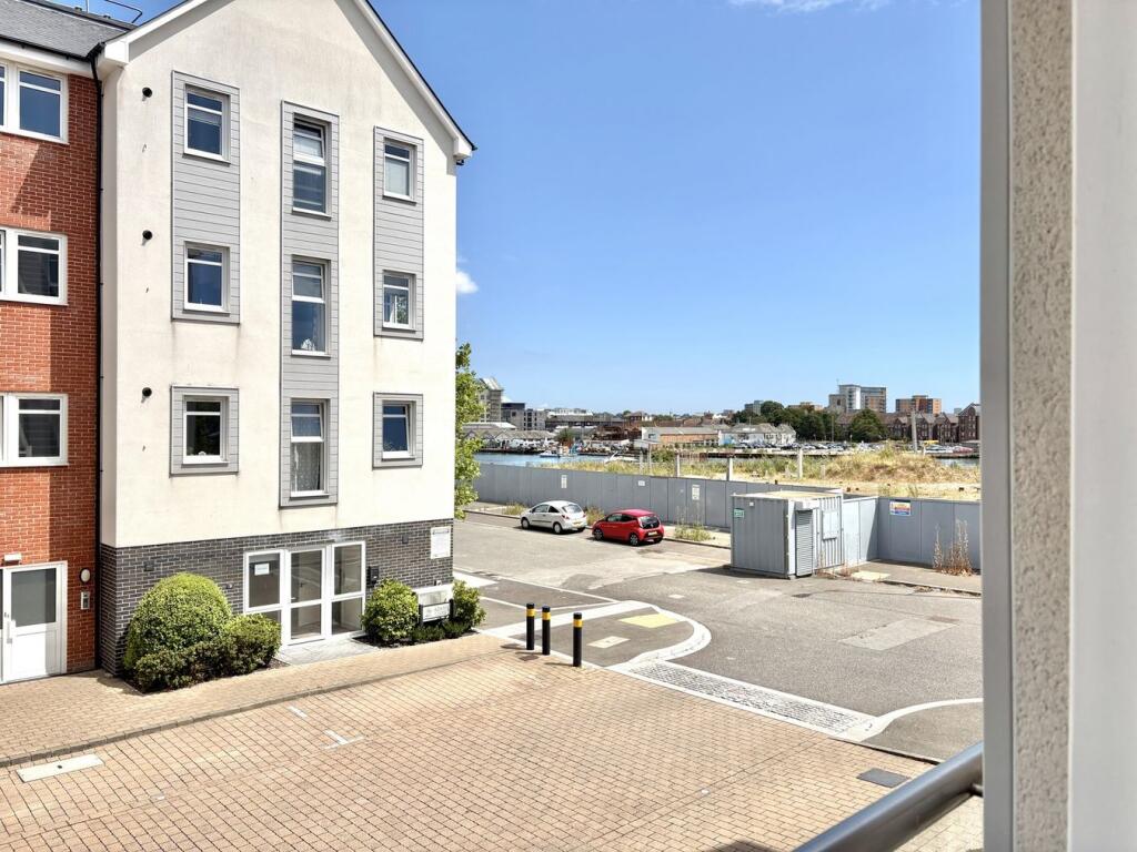 Apartment in Poole - More