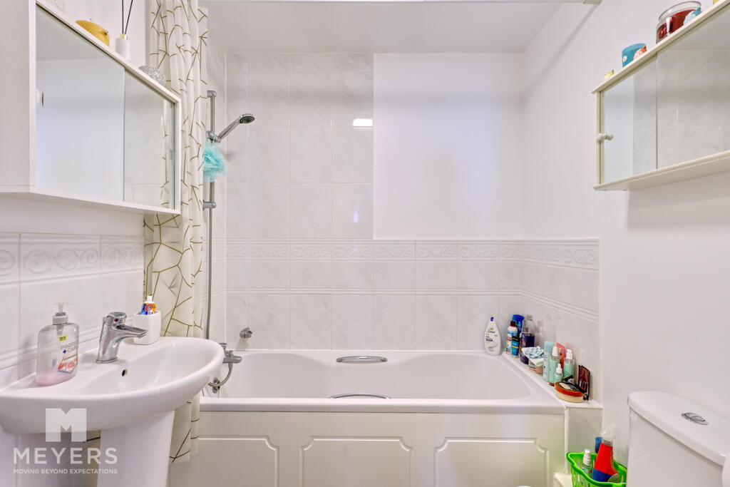 Apartment in Christchurch, Pokesdown, Bournemouth - View 4