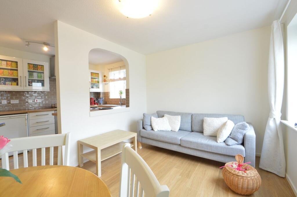 Apartment in Walton-on-Thames, Surrey - More