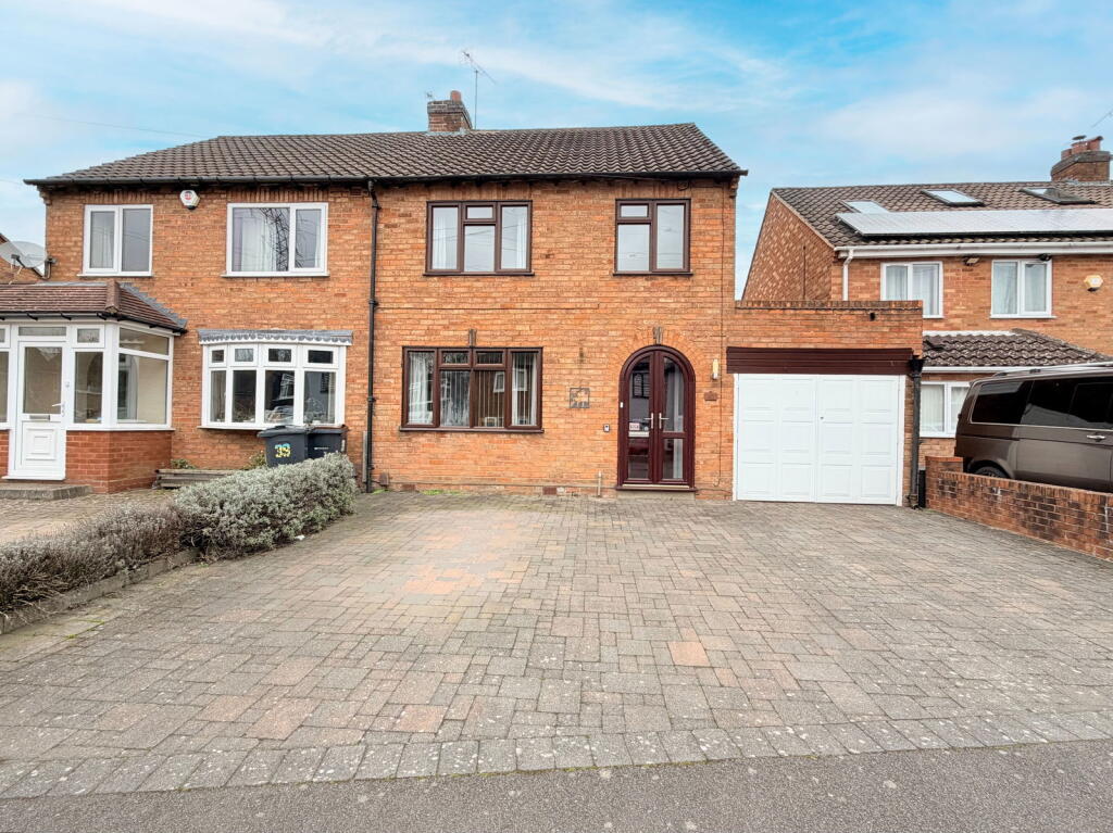 Main image of property: Links Road, Birmingham, B14 4TW