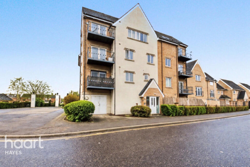 2-bed flat on Varcoe Gardens, Hayes, £270,000