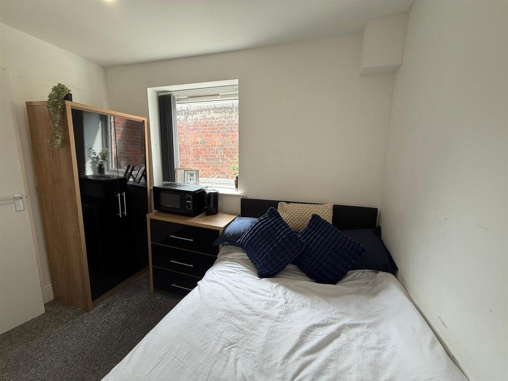 Main image of property: *EN-SUITE ROOM* Woodhouse Road, Mansfield