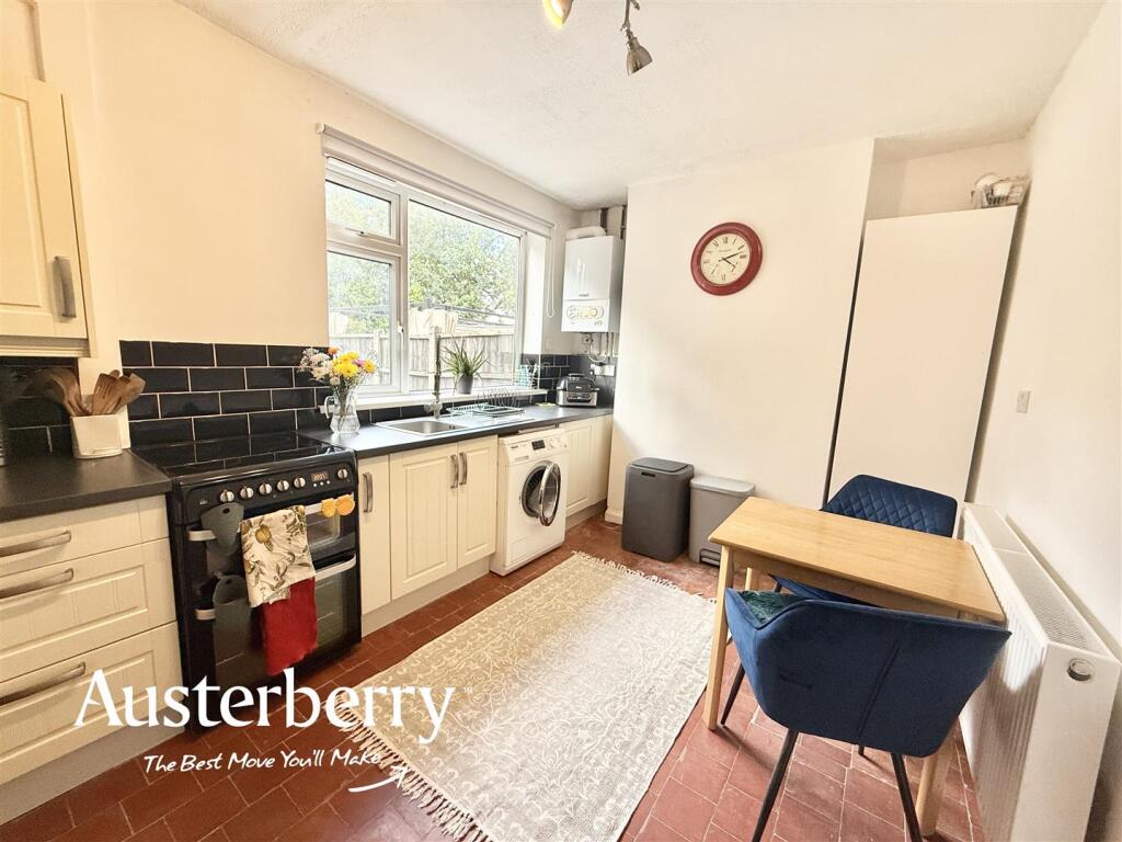 House in Stoke-on-Trent - View 4