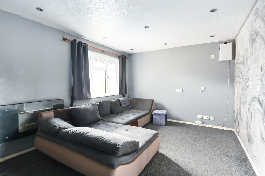 Apartment in Spelthorne, Surrey - View 2