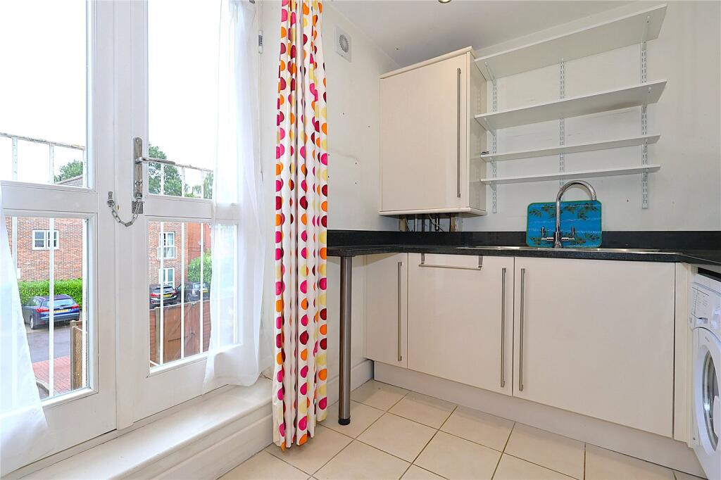 Apartment in Woking, Surrey - More