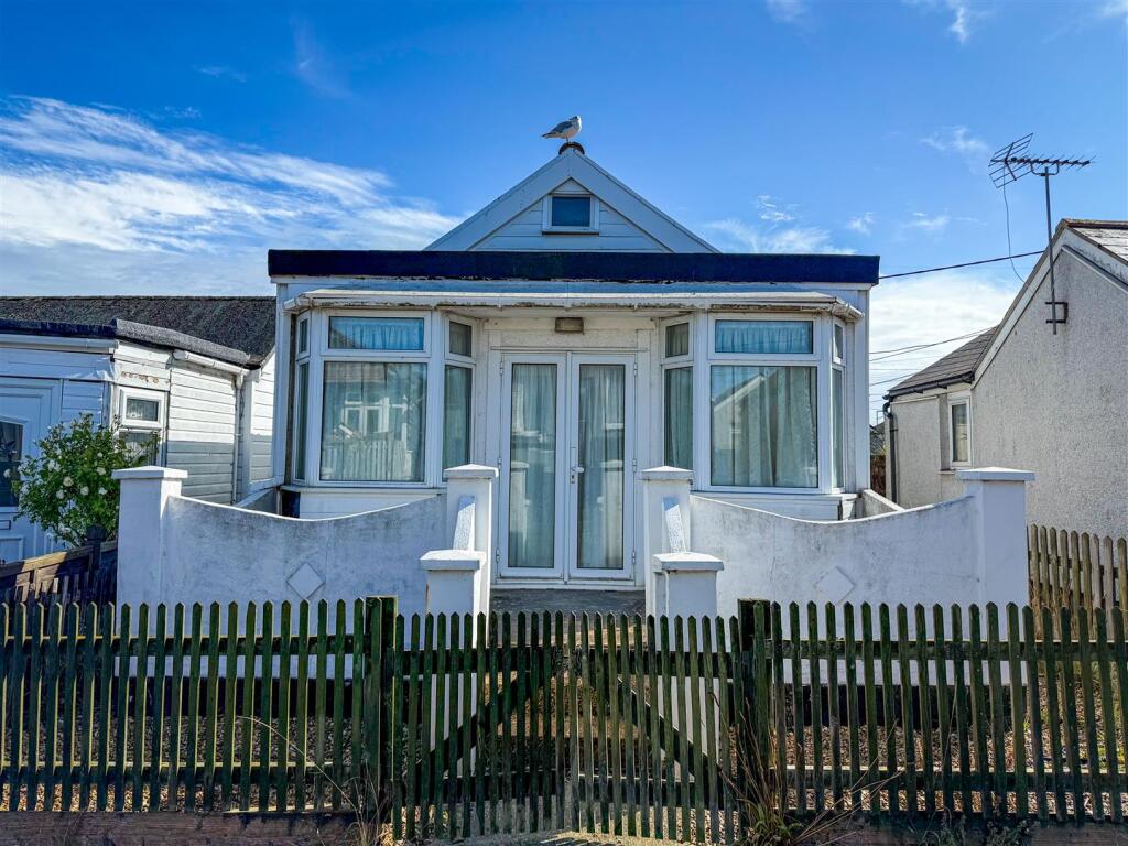 2-bed detached on Wolseley Avenue, Jaywick, Essex, £75,000