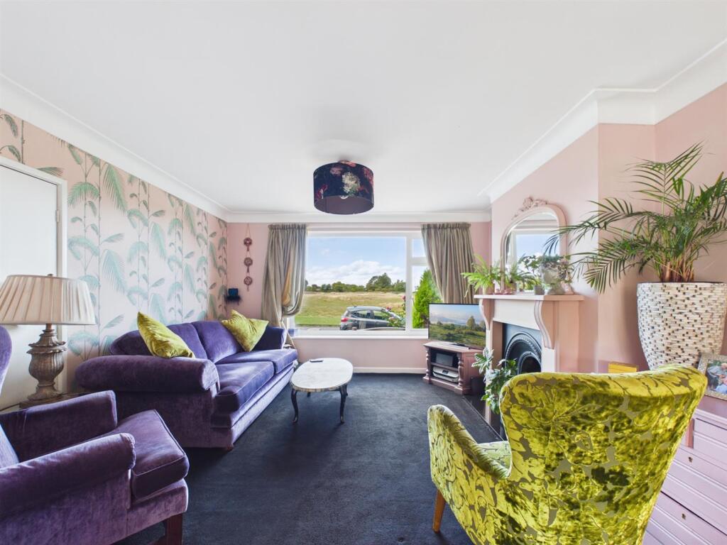 Shaftesbury Crescent, Marden Farm photo 2