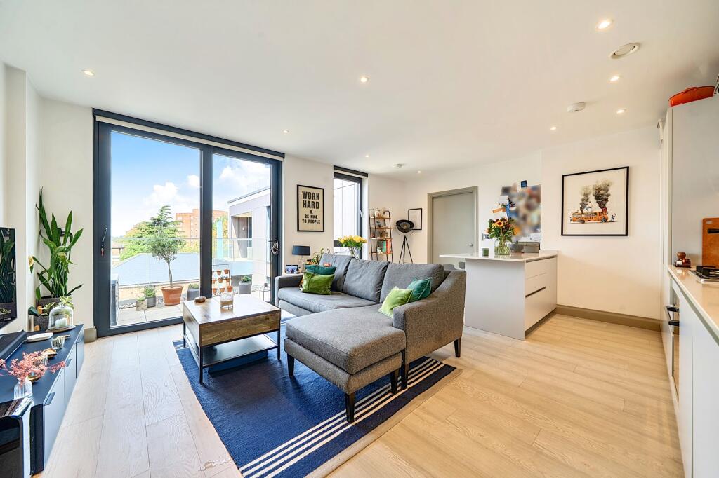 Apartment in Kingston upon Thames - View 4