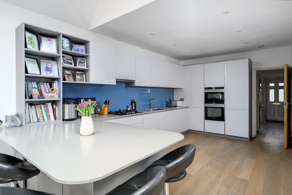 House in Elmbridge, Hersham - More