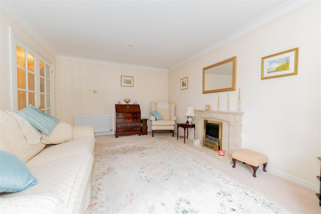 Apartment in Surrey Heath, Camberley - More