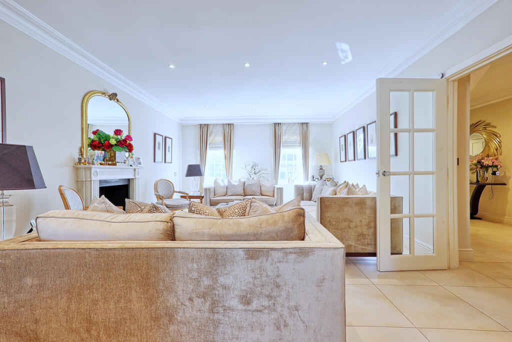 House in Romford - More