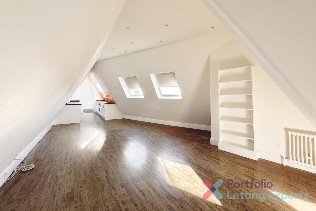 Main image of property: Professional Families - Completely Refurbished 3 Bedroom Flat on Post Office Road!