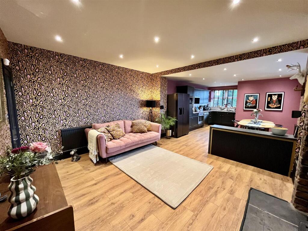 Kings Road, Ashton-Under-Lyne photo 2