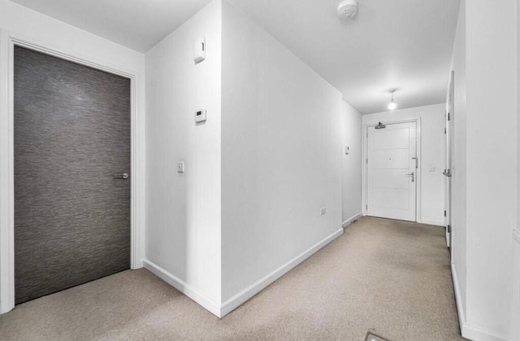 Apartment in Slough - View 5